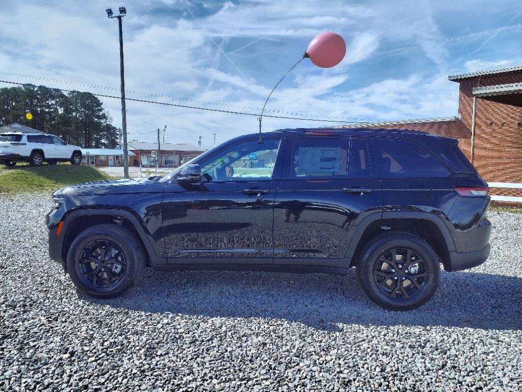 2025 Jeep Grand Cherokee Altitude photo 3