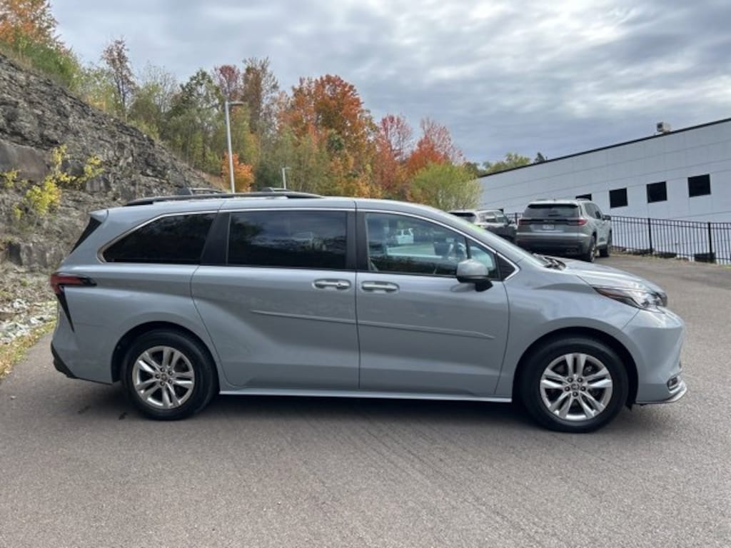 Used 2022 Toyota Sienna XLE Woodland Edition