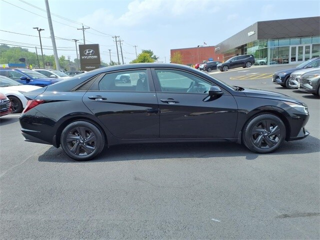 2022 Hyundai Elantra SEL Convenience photo 2