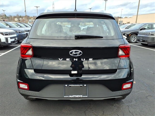 2025 Hyundai Venue SEL photo 3