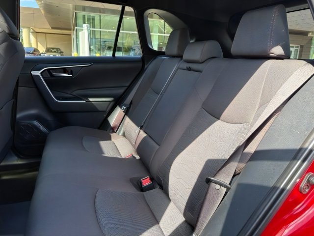 2024 Toyota RAV4 SE - Photo 18
