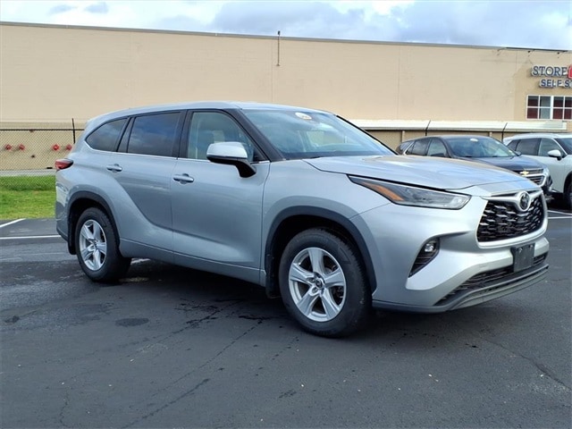 2021 Toyota Highlander LE's photo
