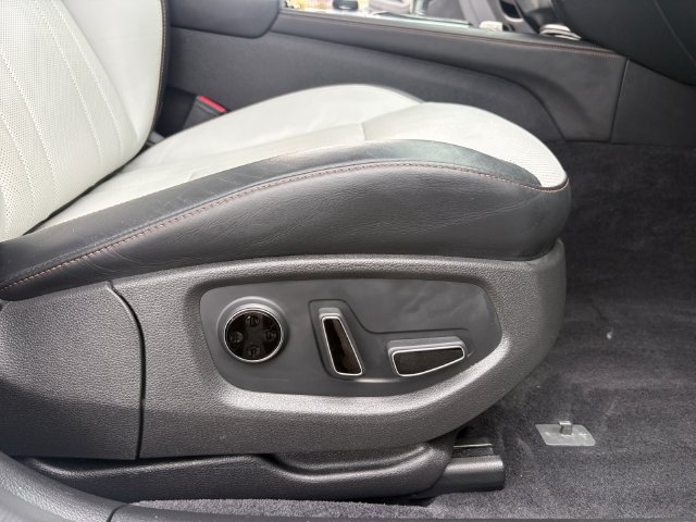 Additional photo of vehicle.
