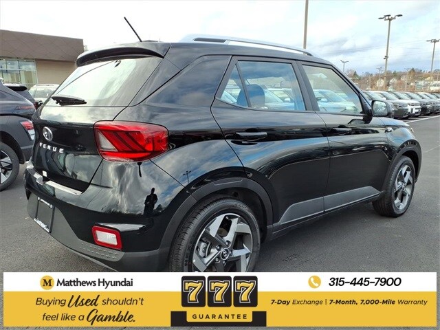 2025 Hyundai Venue SEL photo 2