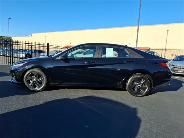2023 Hyundai Elantra SEL photo 3
