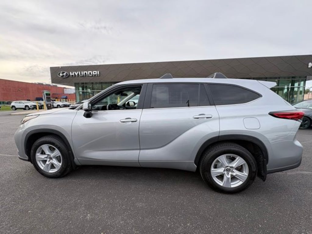 Used 2023 Toyota Highlander LE SUV