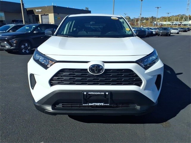 2022 Toyota RAV4 LE photo 3