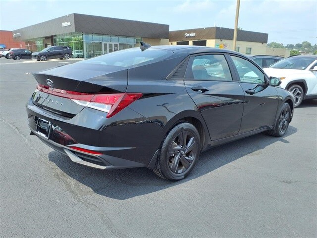 2022 Hyundai Elantra SEL Convenience photo 3