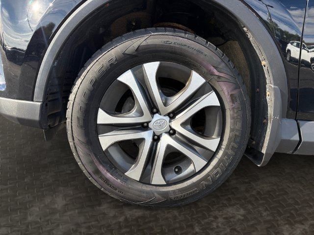 2018 Toyota RAV4 LE - Photo 10