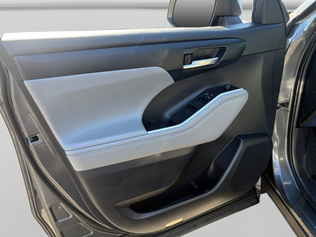 2021 Toyota Highlander XLE - Photo 11