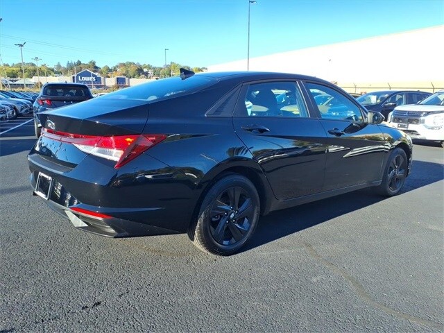 2023 Hyundai Elantra SEL photo 3