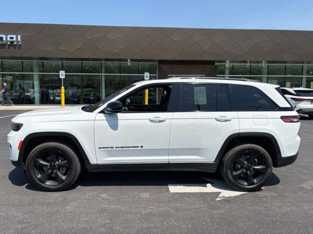 Used 2023 Jeep Grand Cherokee Laredo SUV