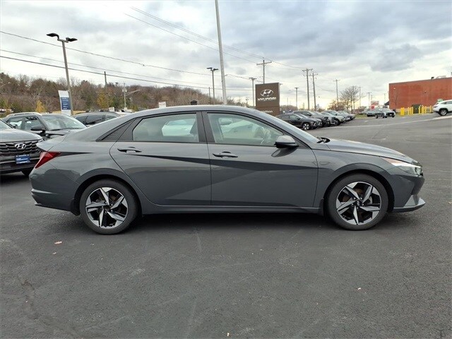 2023 Hyundai Elantra SEL photo 2