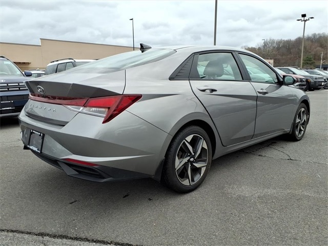 2023 Hyundai Elantra SEL photo 3