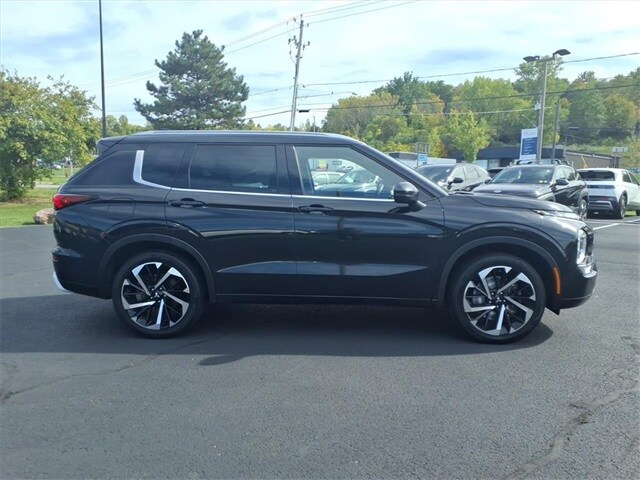 2022 Mitsubishi Outlander SEL photo 2