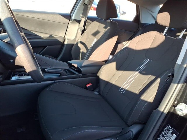 2023 Hyundai Elantra SEL photo 2