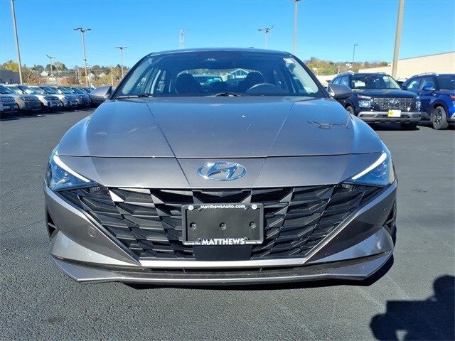 2023 Hyundai Elantra SEL photo 2