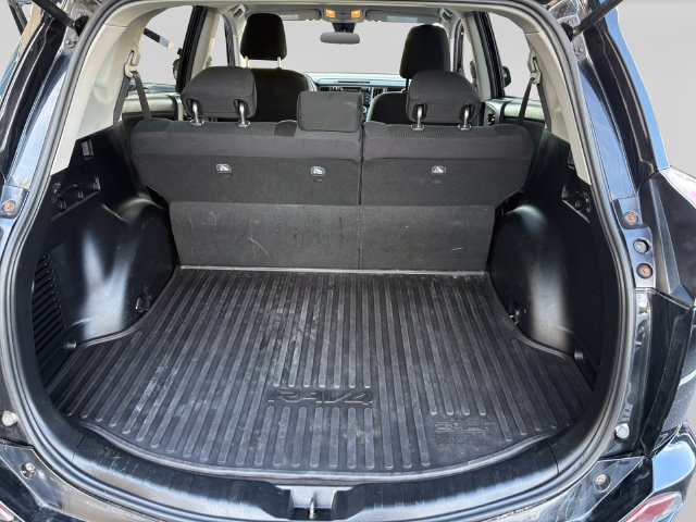 2018 Toyota RAV4 LE - Photo 19