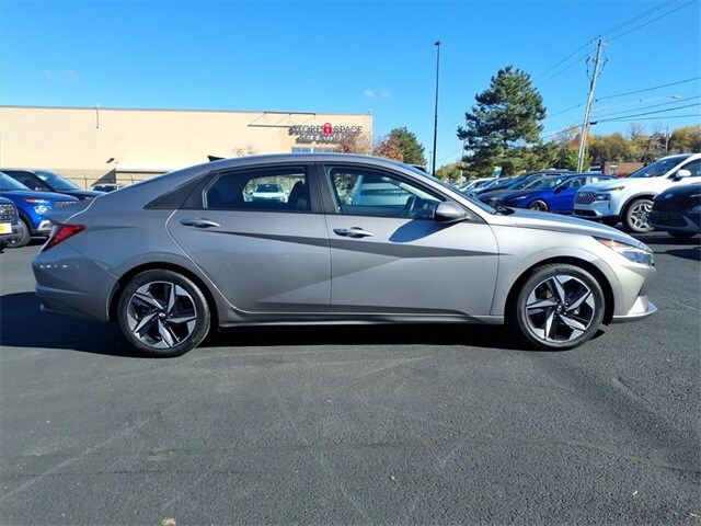 2023 Hyundai Elantra SEL photo 4