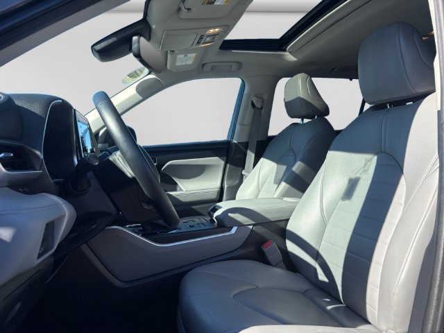2021 Toyota Highlander XLE - Photo 12