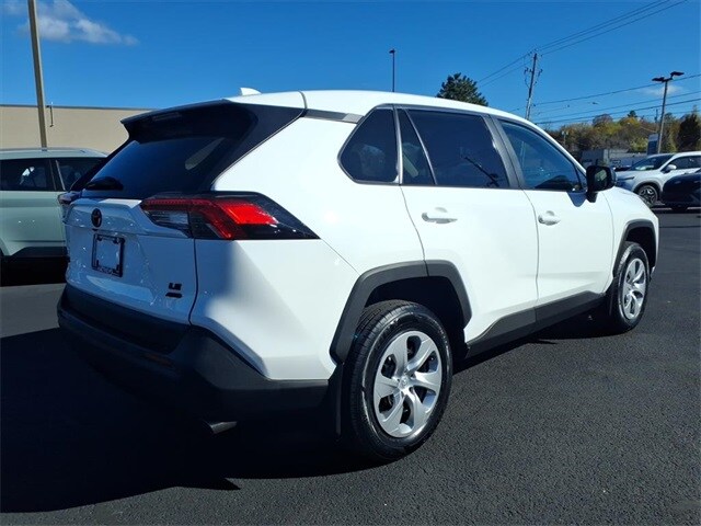2022 Toyota RAV4 LE photo 2