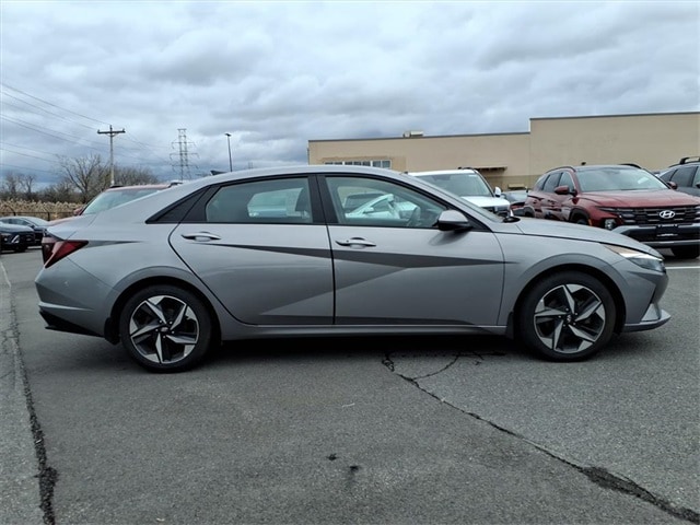 2023 Hyundai Elantra SEL photo 2