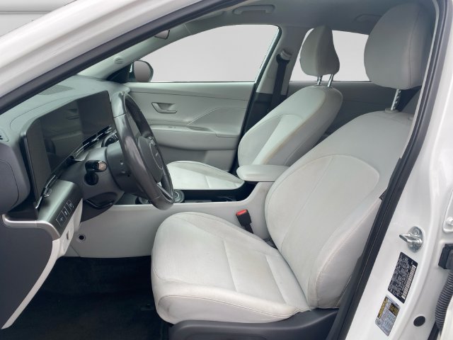 Additional photo of vehicle.