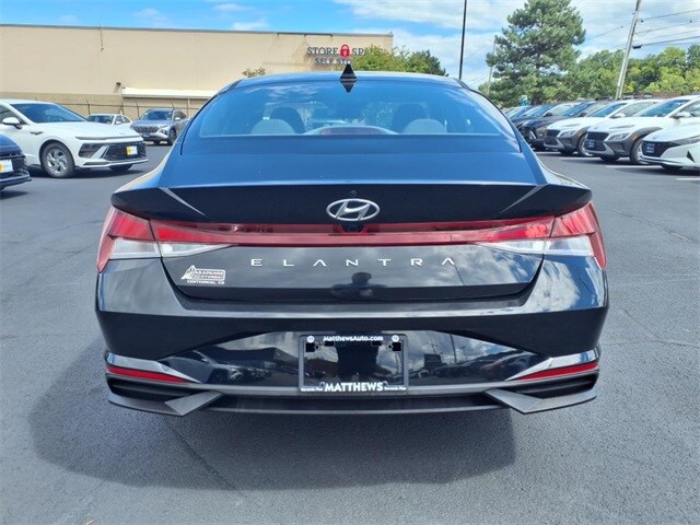 2023 Hyundai Elantra SEL photo 4