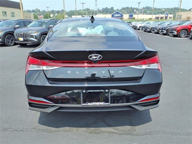 2022 Hyundai Elantra SEL Convenience photo 4