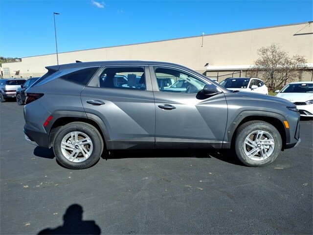 2025 Hyundai Tucson SE photo 3