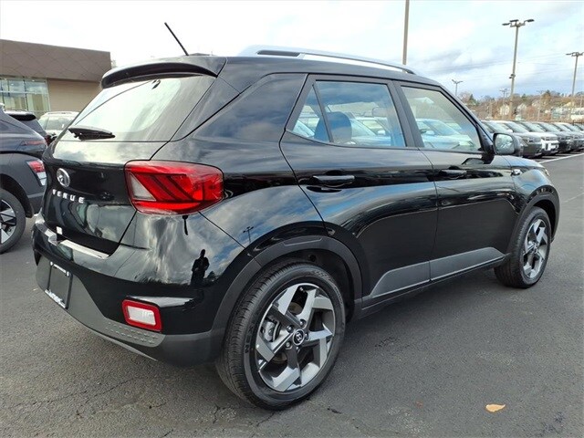 2025 Hyundai Venue SEL photo 2