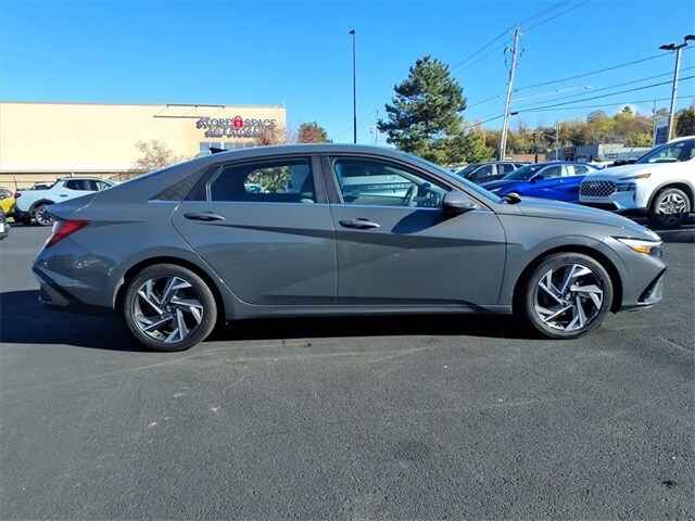 2024 Hyundai Elantra SEL Convenience photo 2