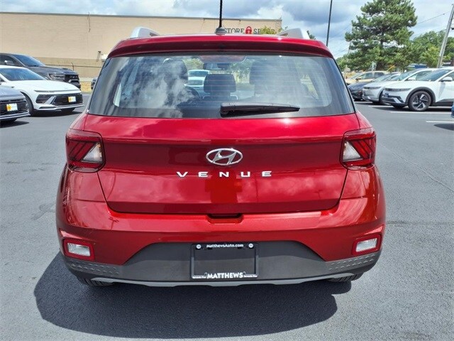 2024 Hyundai Venue Limited photo 3