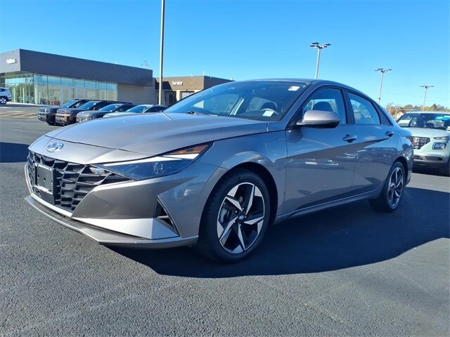 2023 Hyundai Elantra SEL photo 3