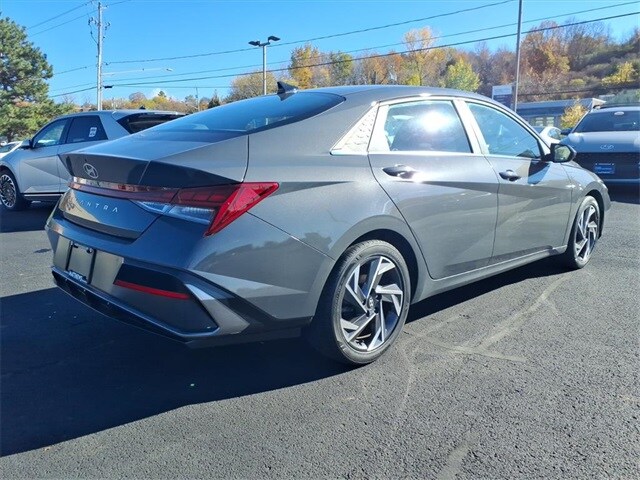 2024 Hyundai Elantra SEL Convenience photo 3