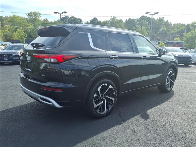 2022 Mitsubishi Outlander SEL photo 3