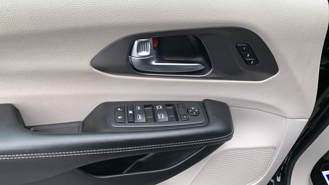 2023 Chrysler Pacifica Touring L - Photo 10