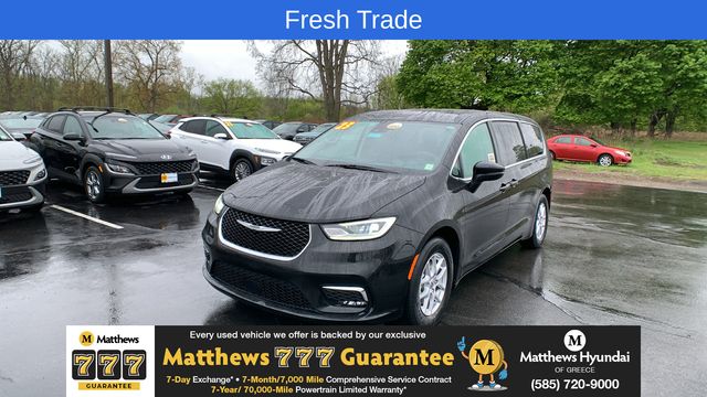 2023 Chrysler Pacifica Touring L's photo