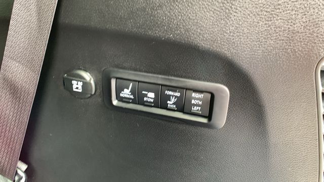 2023 Chrysler Pacifica Limited - Photo 24