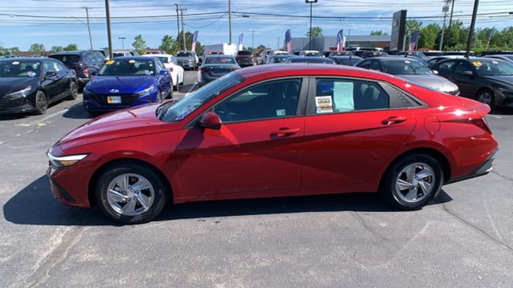 Used 2025 Hyundai Elantra SE Sedan