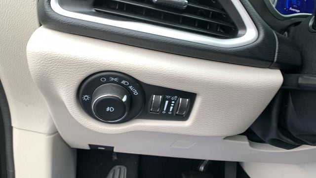2023 Chrysler Pacifica Touring L - Photo 11