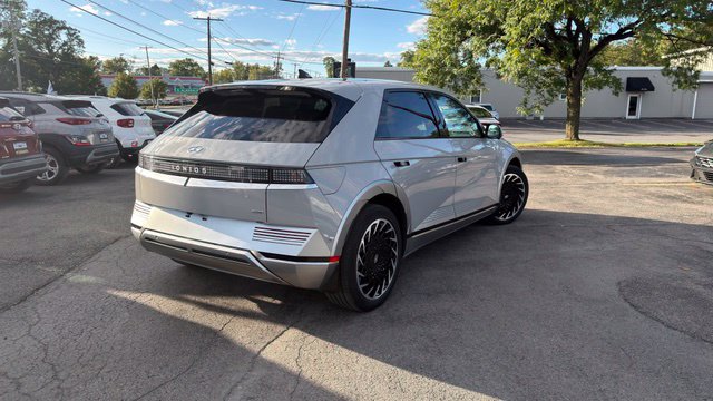 Additional photo of vehicle.
