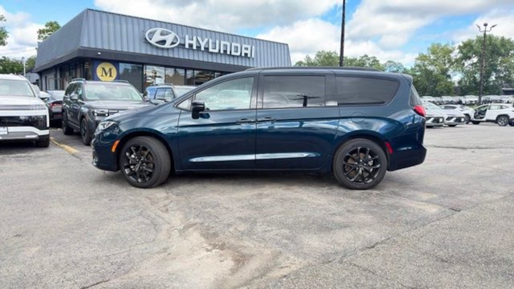 Used 2023 Chrysler Pacifica Touring L Van Passenger Van