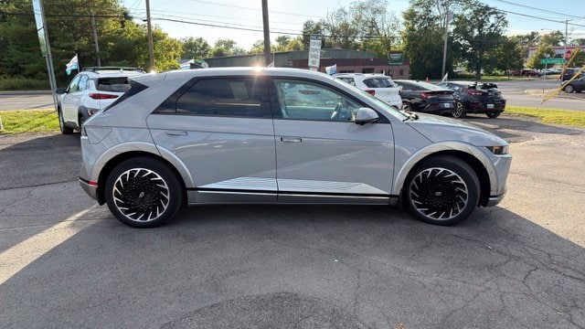 Additional photo of vehicle.