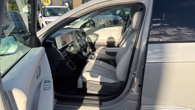 Additional photo of vehicle.