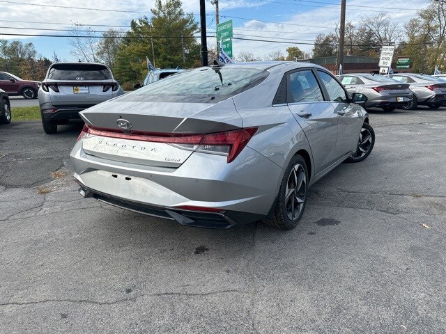 2022 Hyundai Elantra Limited photo 3