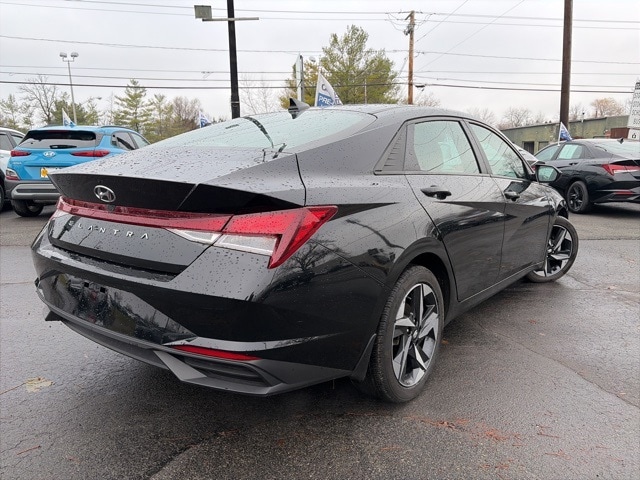 2023 Hyundai Elantra SEL Convenience photo 3