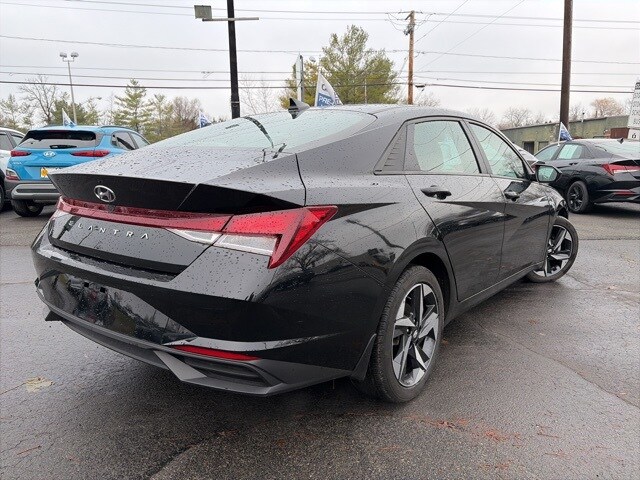 2023 Hyundai Elantra SEL Convenience photo 3