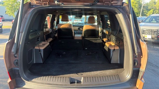 Additional photo of vehicle.