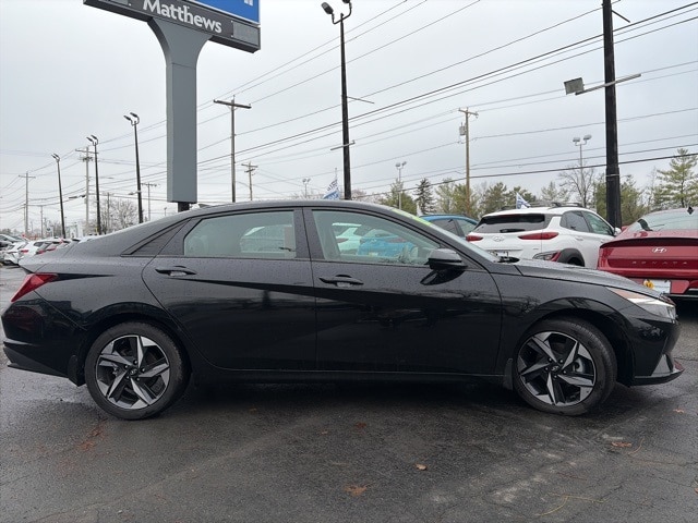 2023 Hyundai Elantra SEL Convenience photo 2